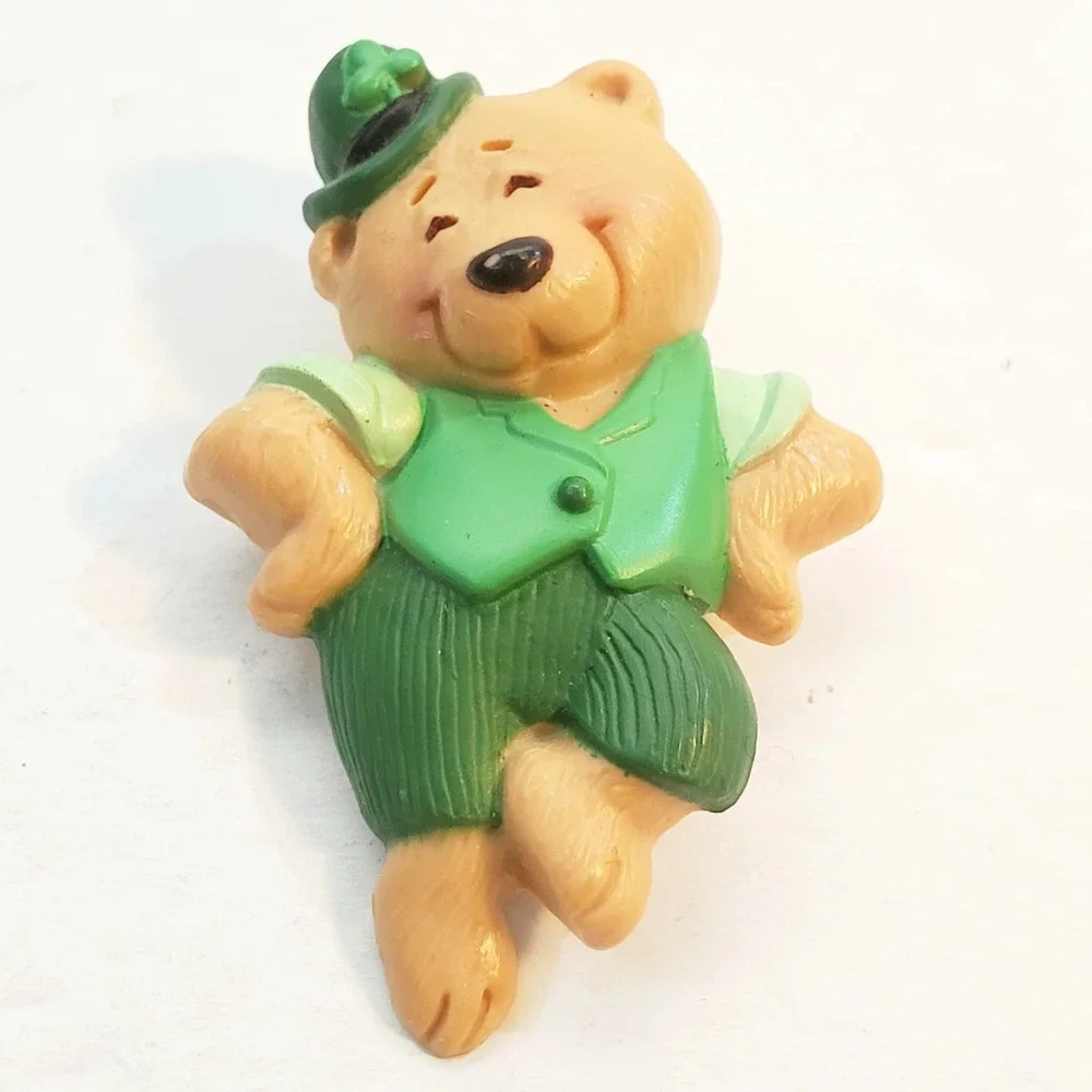 Vtg 1986 Hallmark Cards Hard Plastic Dancing Irish Leprechaun Bear Brooch Pin
